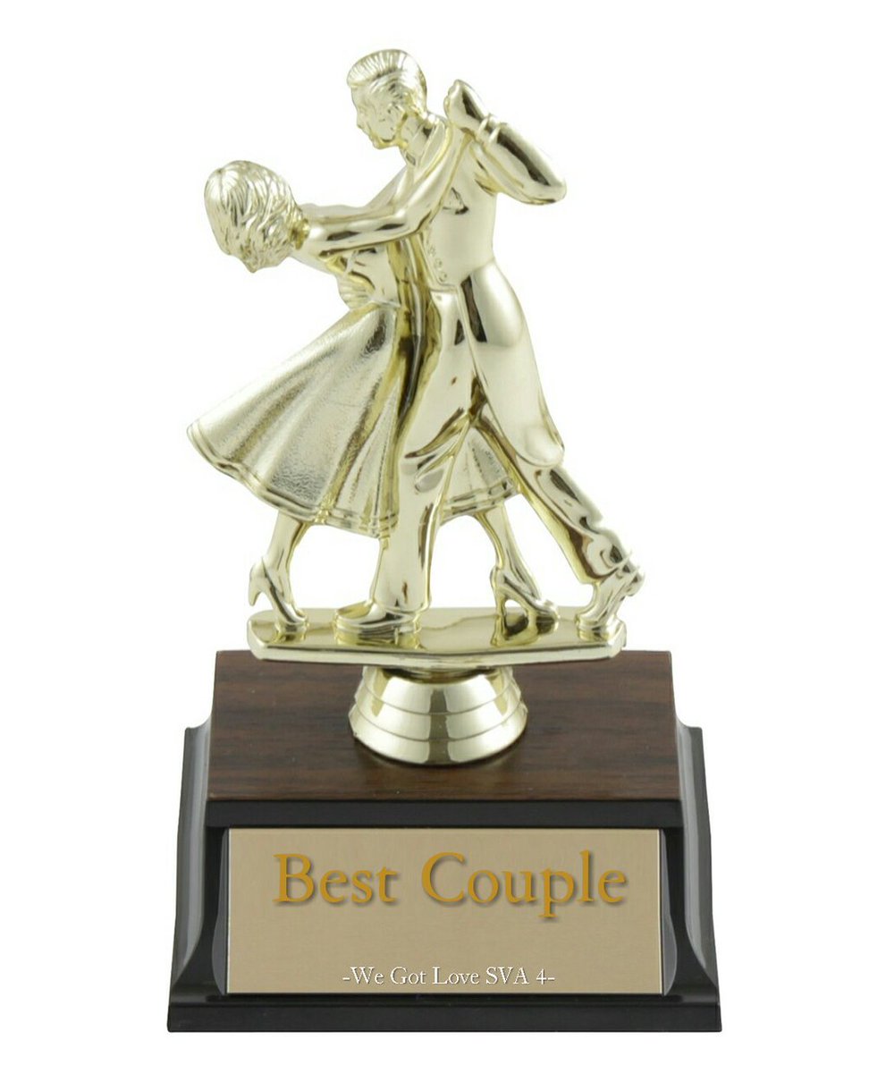 wegotlovesva's tweet photo. "Dan, yang menjadi 'Best Couple' pada Acara #WGLSVA4 ini, selamat kepada @rerl__pcy &amp; @sxnflwrs! Selamat sekali lagi!" memberikan piala. https://t.co/gIA9rwnwAk