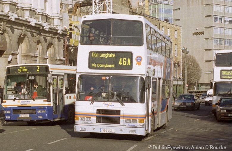 AidanPolyglot's tweet photo. City Swift 46A on College Green 28.02.2000, nearly 17 years ago. This bus has long since disappeared.  Luas trams will soon run along here. https://t.co/a1pPbklMRR