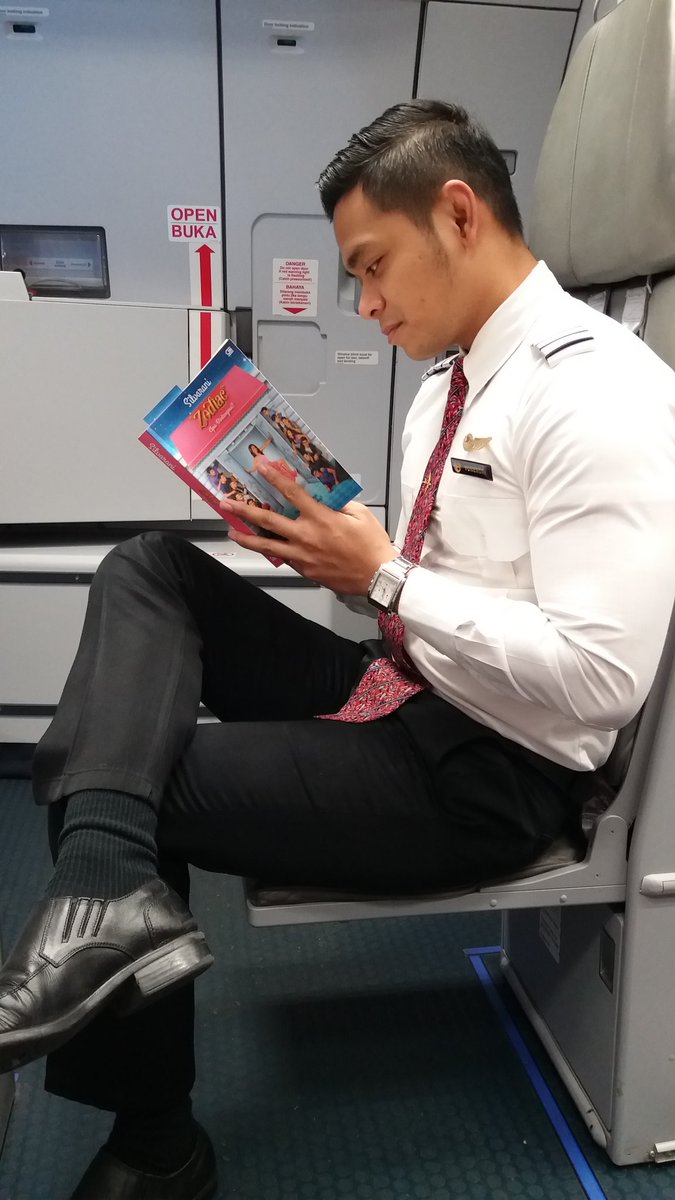 Endru_putra's tweet photo. Pulang ke jakarta cuman bela2ain mau dapet nih buku ... jadi punyaa senjata baru buat killing time di saat lagi rest ... 😅😅 https://t.co/7FNxISUQQ0