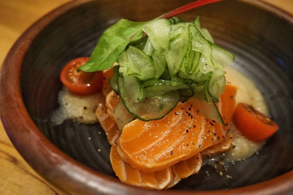 SNLEats's tweet photo. SMOKED SALMON W/ PARSNIP SAUCE | @menamitoronto
.
Torched Smoked Salmon, Parsnip Sauce
.
T… https://t.co/wNvDAKvdd8 https://t.co/DC8nozt3M7