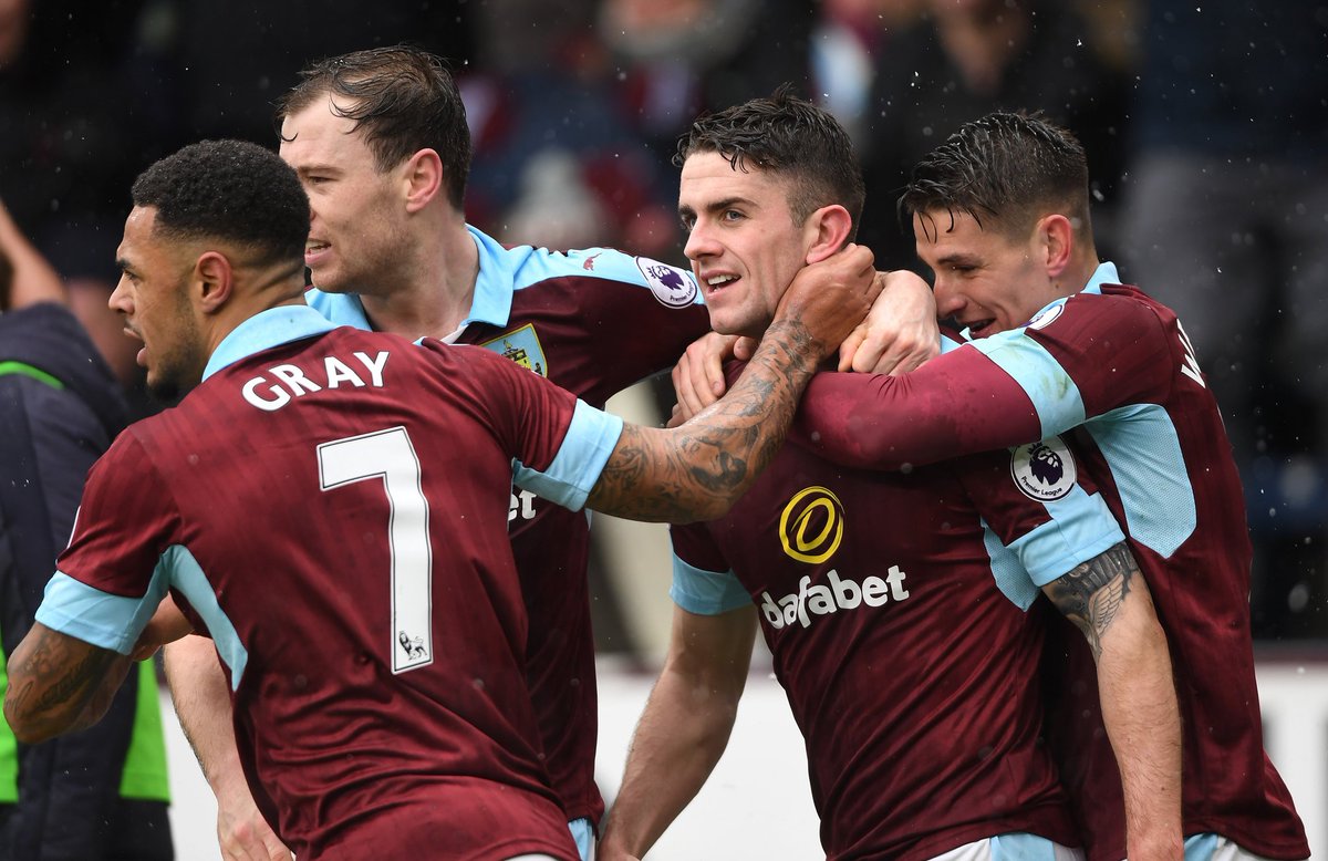 Devre arası Norwich'den Burnley'e transfer olan İrlandalı Robbie Brady, ilk golünü frikikten Chelsea'ye karşı attı.