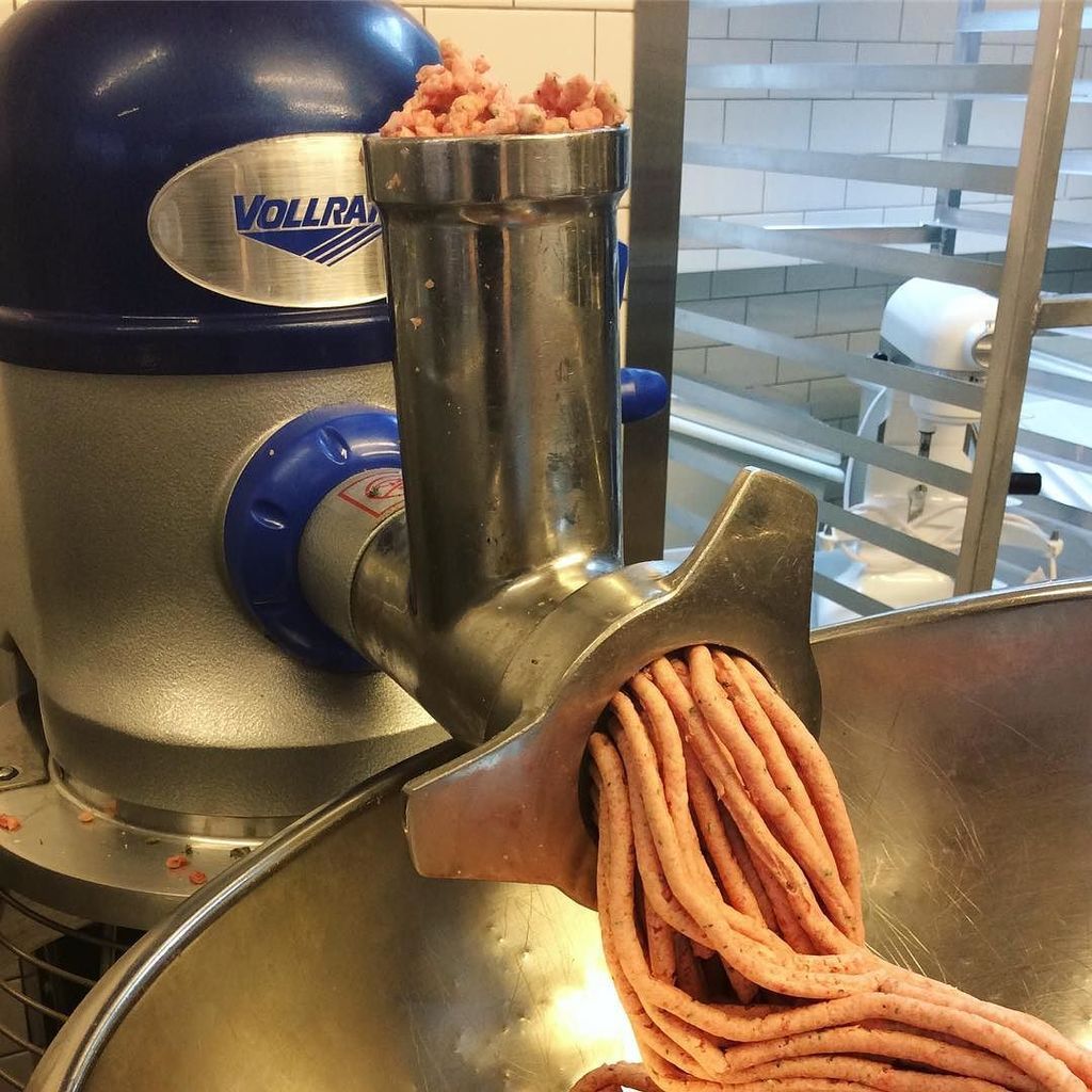 jason_smithh's tweet photo. Hitting that morning grind, again. Ginger sage breakfast sausage.  #freshsausage #charcute… https://t.co/JtfX9iWnB7 https://t.co/CfDTc2sMpW
