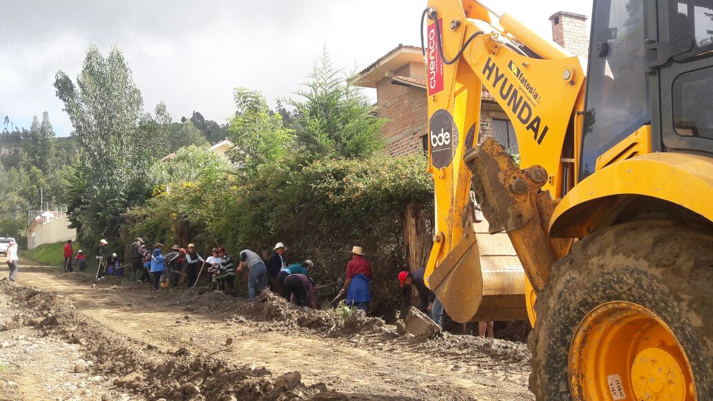 cuenca_dir_gob's tweet photo. Gran participación en minga limpieza vial en Zumbahuaico, Llacao. #ConLaGenteSiempre @CholaCabrera @MunicipioCuenca @tomebamba @complicefm https://t.co/L9rZfzZYID
