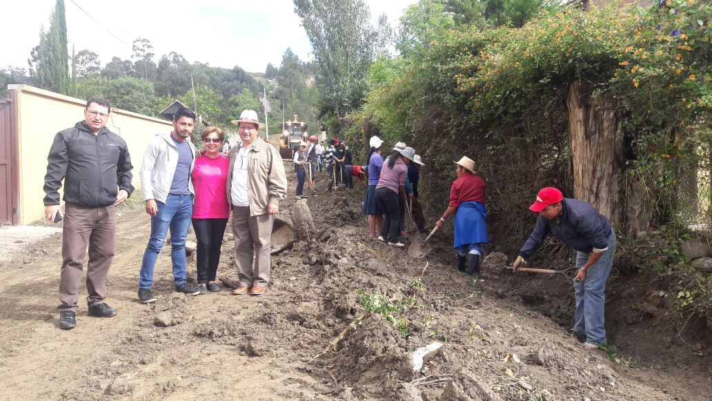cuenca_dir_gob's tweet photo. Gran participación en minga limpieza vial en Zumbahuaico, Llacao. #ConLaGenteSiempre @CholaCabrera @MunicipioCuenca @tomebamba @complicefm https://t.co/L9rZfzZYID
