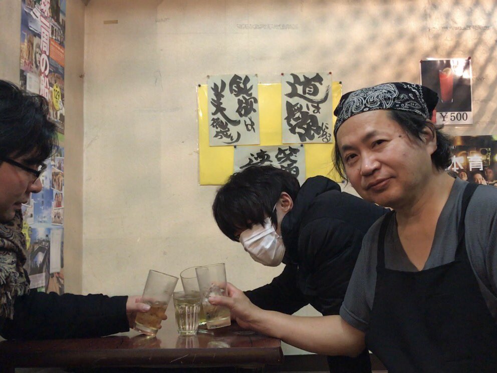 オバケの出るラーメン屋「麺屋龍」に、赤澤氏と共にオバケチェックに行ってきました。
「ちゃんとオバケ、出てますか〜?」
「ご自身の目で確認してくださいよ、へへへへ。」
献杯した結果、オバケ、ちゃんと居ました。
赤羽の「初心」に帰させてもらう事のできる、貴重なお店です。