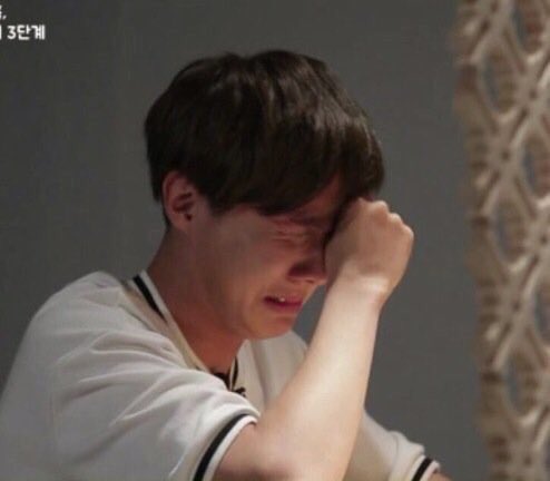 taecarstairs's tweet photo. Asi estoy despues de ver y escuchar Spring day #YouNeverWalkAlone https://t.co/hMe2KkSOIm