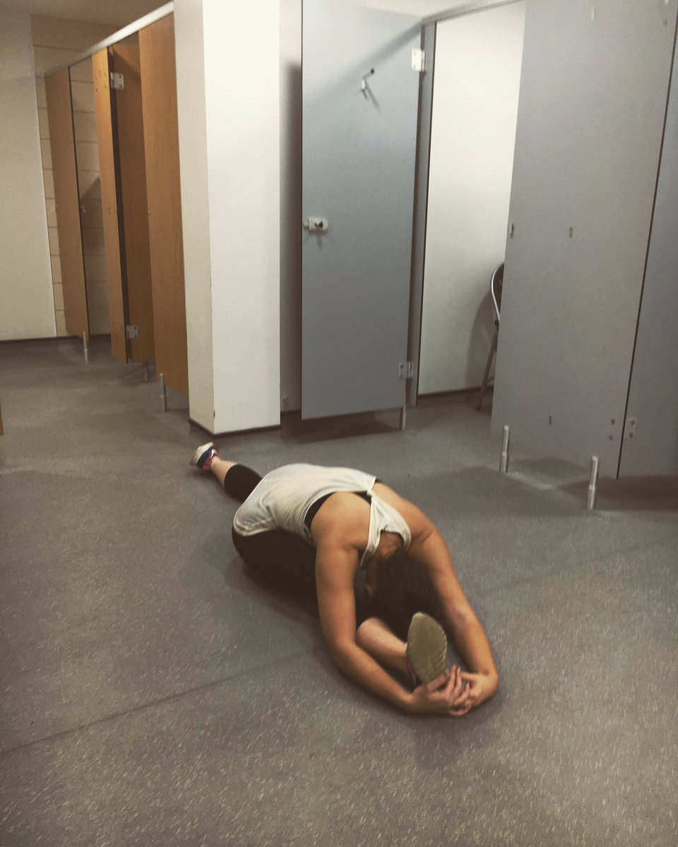 AmyLouiseTickle's tweet photo. Post Sunday Gym Stretch in an empty changing room 😂💪🏼💃🏻💃🏻💃🏻 #GettingFlexible #2017Goals https://t.co/oje7jmLtlc
