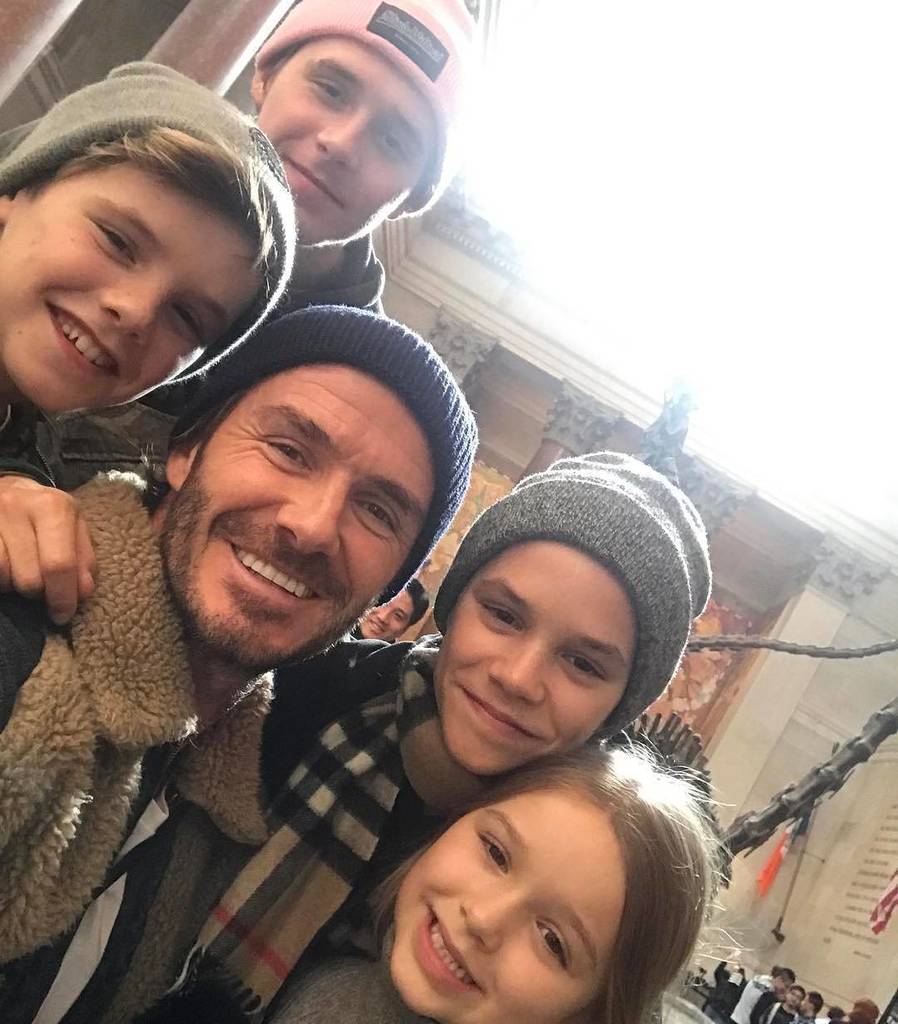 FaranduleandoVE's tweet photo. #Domingo de disfrutar en familia... Sino que lo diga #davidbeckham y sus hijos #brooklynbe… https://t.co/Lq7LKL3BFf https://t.co/UsSAtJQrE0