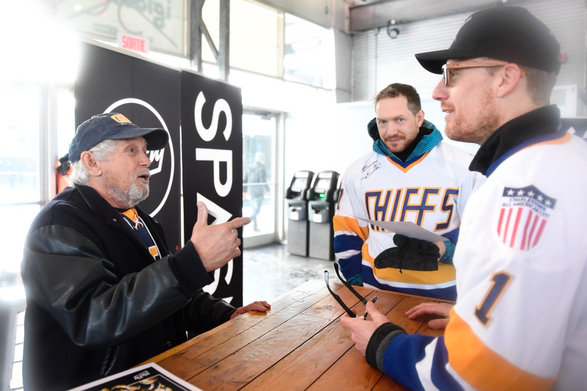 BernardBrault's tweet photo. Présentation du film #Slapshot @Hanson_Brothers #YvonBarrette @Igloofest_MTL @vieuxportmtl https://t.co/7oMECNPgGv