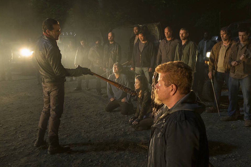 alegrotix's tweet photo. La crueldad y maldad de Negan no tuvo su limite en ese bosque...La guerra se acerca #TheWalkingDeadReturns https://t.co/N22EHEiJHW
