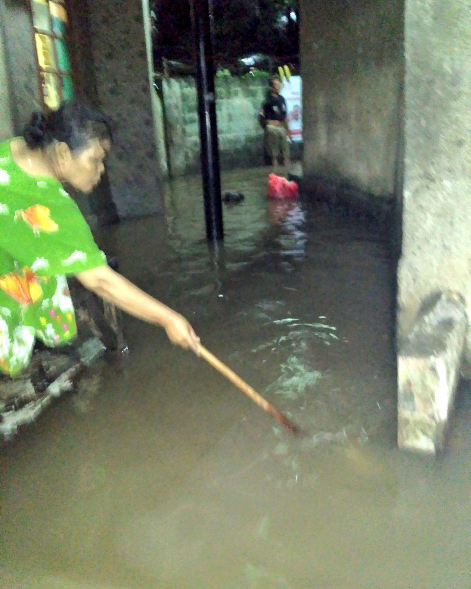 TMCPoldaMetro's tweet photo. 23:50 #Banjir 30-40 cm di Tanah Rendah RT. 01/07 Kel. Kampung Melayu Jaktim. @iqyrizqie0102 https://t.co/s8tWhszX9s