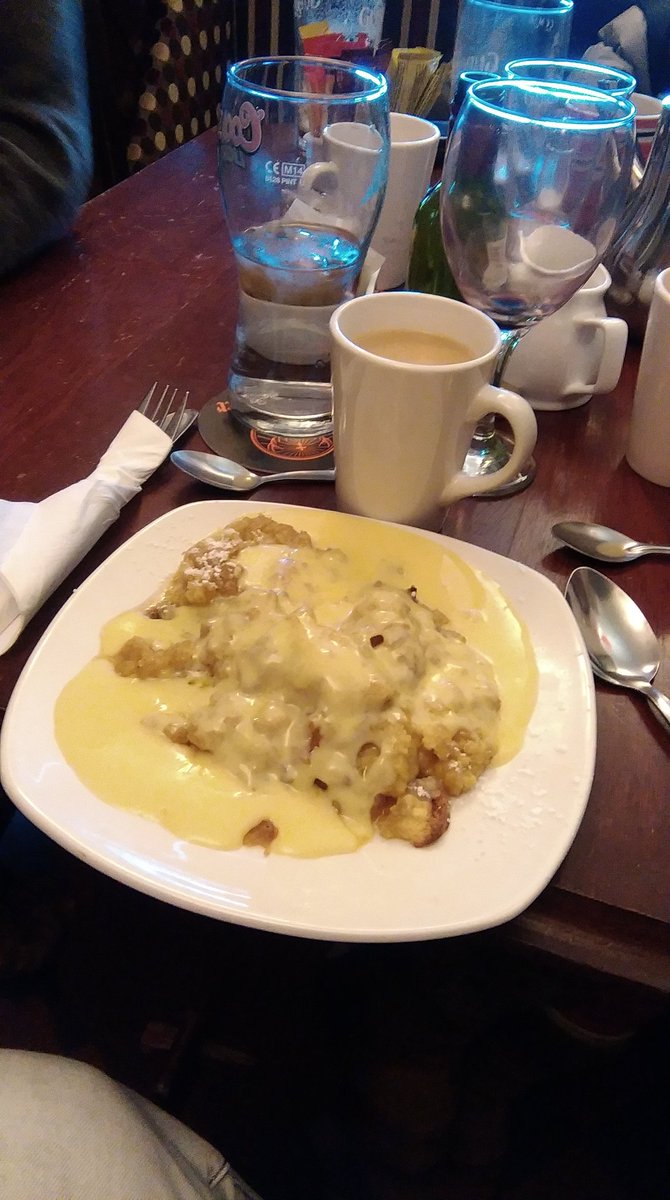 maireaddoherty's tweet photo. They certainly know how to give you a portion of Apple crumble in Dingle 😋 @wildatlanticway #MurphysPubDingle #dingle https://t.co/o6u4QBN3GE