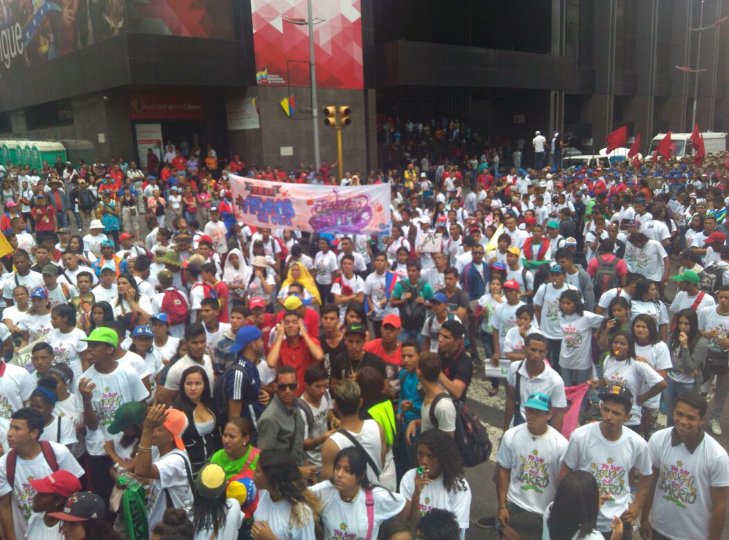 JDBMonagas's tweet photo. Jóvenes del barrio presentes en la gran marcha de la juventud #andamosenotra https://t.co/NK1PXDWcxw