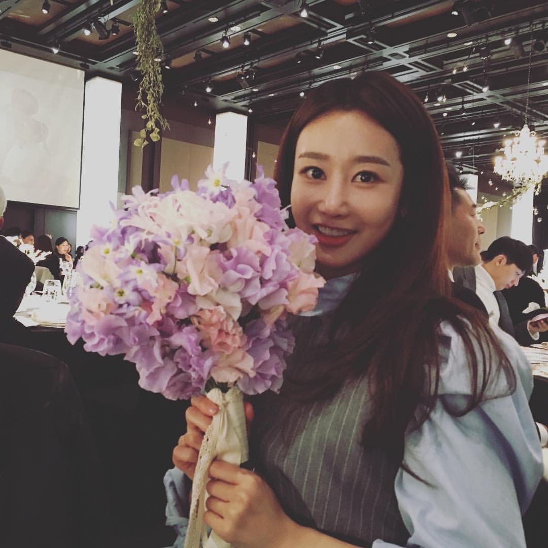 sketchbooksID's tweet photo. [Insta] @crayonpop CEO Kim Jungtae with Ellin &amp; Geummi at Soyul &amp; MoonHeejun's Wedding Ceremony  
https://t.co/iOufD5SIDm https://t.co/7uTISgjCte