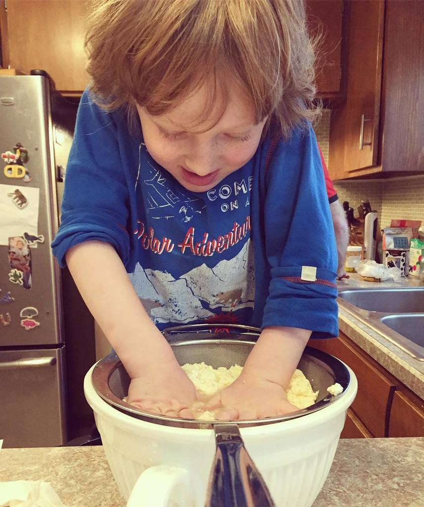 BeaconStBaby's tweet photo. Time to make the cheese! #kidsinthekitchen #snowday #familytime #roaringbrookdairy https://t.co/RLJaPEIMBu