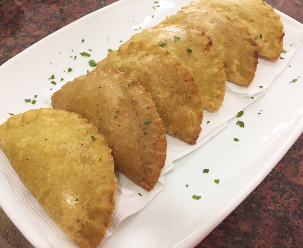 casamanaba's tweet photo. ¡Empanadas de verde! 😍 ¿las prefieres rellenas de carne o de queso? https://t.co/mHay7brE0j