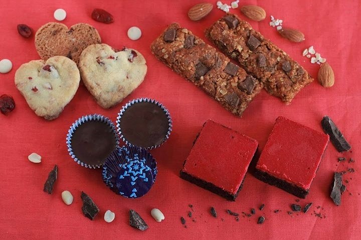 bakeooh1's tweet photo. #chocolategoodiebox  #cranberrywhitechocolate  #peanutbuttercup  #almondchocolatebar #feb2017  #valentinesday #chocolatebrownies #bakeooh https://t.co/TeuxASq465