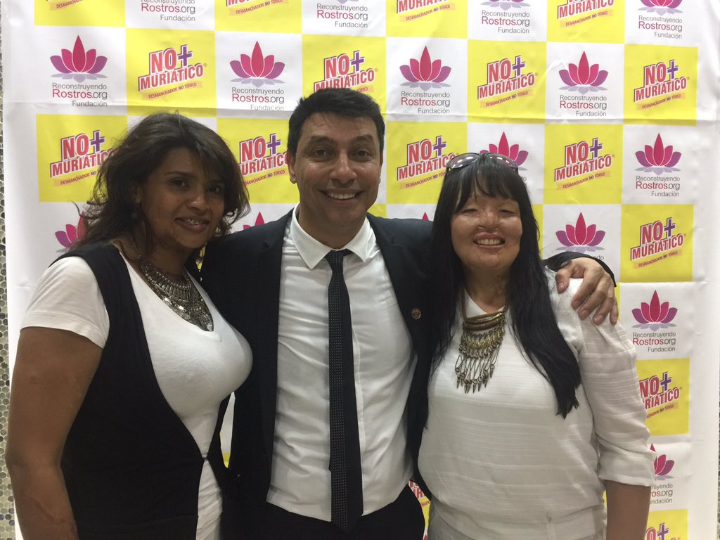 kamiloshow's tweet photo. Anoche con Gina y Patricia dos victimas y guerreras de #FundacionReconstruyendoRostros #Multinsa #NoMasMuriatico.
Vamos Pa'lante! https://t.co/AHekd6lNIp