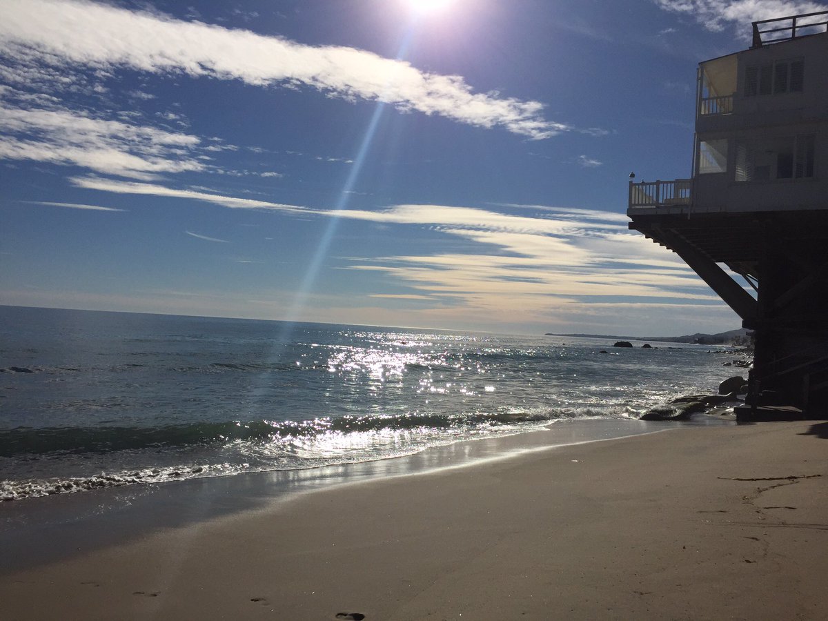 lisamartin25's tweet photo. Dreaming of the view from our rented beach house in Malibu!! Less than a month to go!! #malibu #wallsofglass #sunnydaysahead https://t.co/xhNtOaxCGl