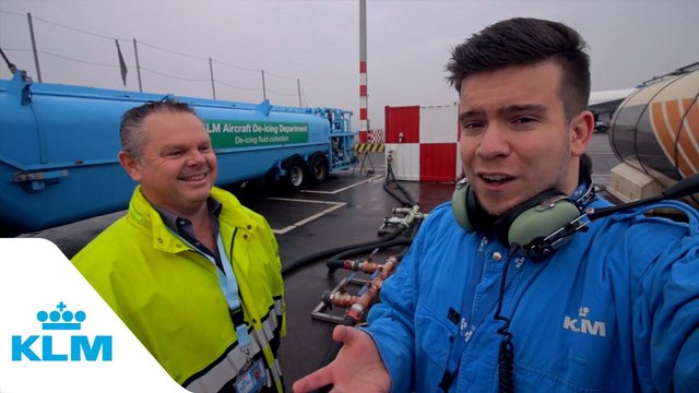 LeoSchelvis's tweet photo. Joery goes out into the cold and joins the KLM De-Icing team to learn more about de-icing and anti-icing aircrafts. #InternOnAMission #KLM https://t.co/zKcip1qOuX