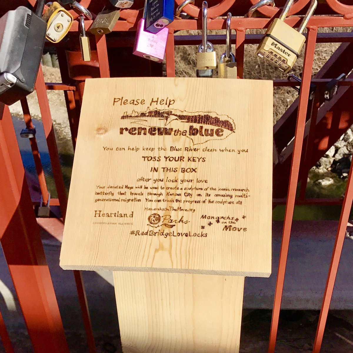 KCMOParks's tweet photo. Here's what to do with your #RedBridgeLoveLocks key! #LockAndDrop More>>https://t.co/MEtX4ZALg3 #KCParks #monarchs https://t.co/p1XQ8W9eEW