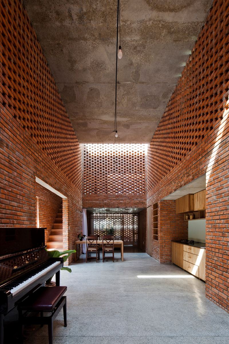 ArchiloversCom's tweet photo. Perforated brick walls enclose the concrete structure of an old house in Vietnam remodelled by studio #TropicalSpace:https://t.co/5wHSi7Md7l https://t.co/j49e9MJNYB