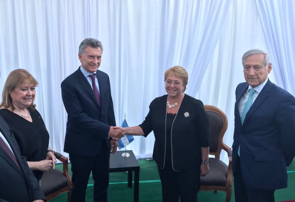 mbachelet's tweet image. Con el Pdte. @mauriciomacri conmemoramos hoy #200AñosdeIntegración de Chile y Argentina, renovando nuestros votos de cooperación y amistad.