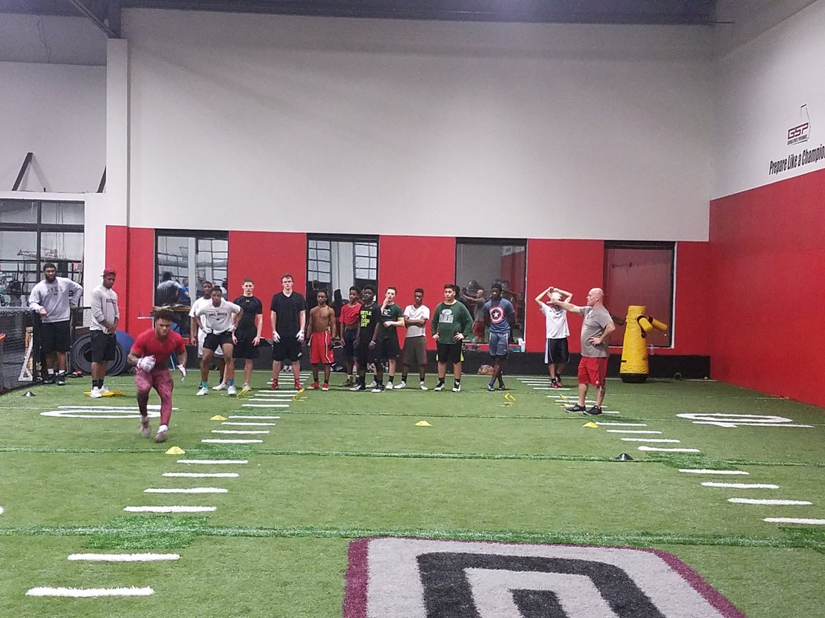 CoachEarl_'s tweet photo. Coach Dwight Ross working skills with DBS WR and LBS teaching one step at a time. #differenceinthedetails #GSP #CoachEarl #Blessed https://t.co/K0ECqilHe6