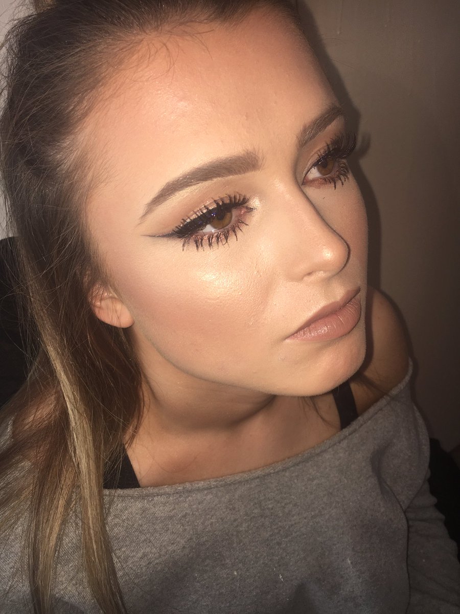 BellaVisoMUA's tweet photo. Simple and sophisticated πΉ#mua #makeup #beauty #bellaviso #italianvibes #wingitout #doubleliner #browgame #beautifulface https://t.co/JqR1jcqG9x