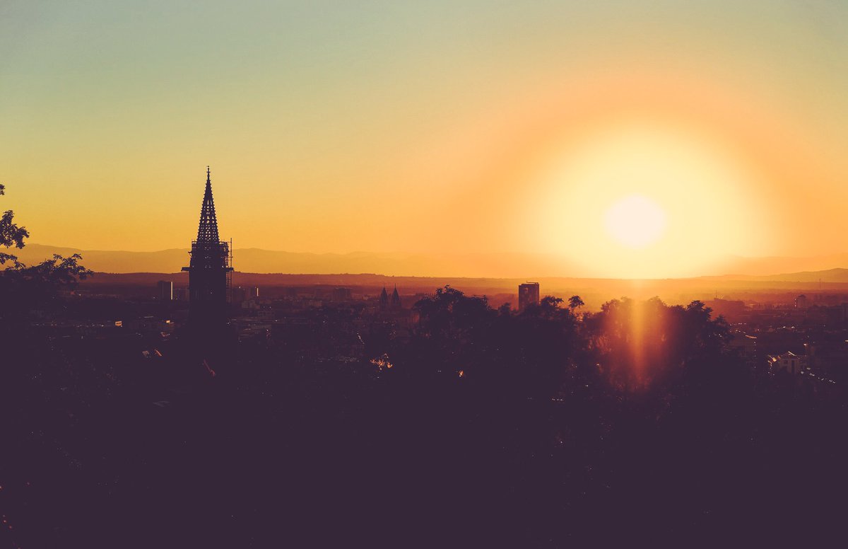 brsg_straussen's tweet photo. Unser Freiburg ❤️
(Foto von Couleur)

#freiburg #im #breisgau #sundayfunday #sunset #breisgaustraussen #baldwiedersaison https://t.co/GjX433pBdl