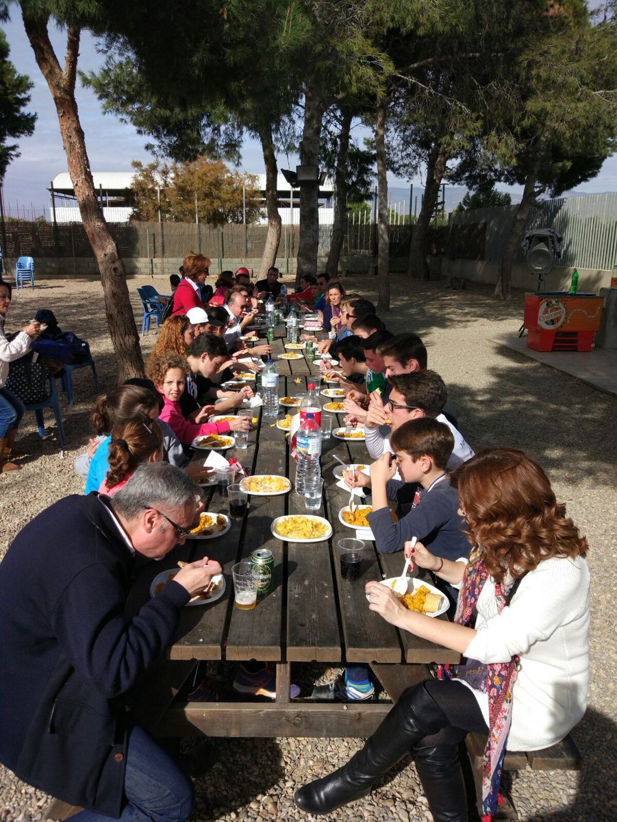 DieguitoCidN's tweet photo. Fin del Kuumax mini 3 por todo lo alto, jugando no solo los menores, también padres y amigos 👦👧👪🎾🍝🍻 https://t.co/KMXG1uPJN5