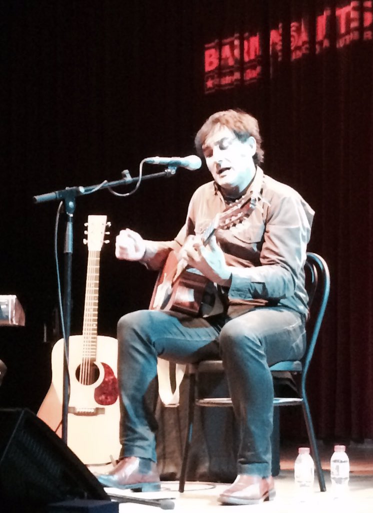 Quan el tràfec d la civilització
No et deixa sentir el palp d l'emoció
Saps k ha arribat el moment d dir k no #ÒscarBriz #Barnasants2017