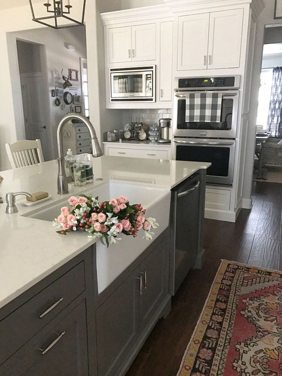 CreativeWoodVT's tweet photo. .@pureplumbinglv: Stainless steel appliances with farmhouse/under mount sink~
#KitchenDecorations #GooseNeckFaucet https://t.co/HQQnkvTvAo