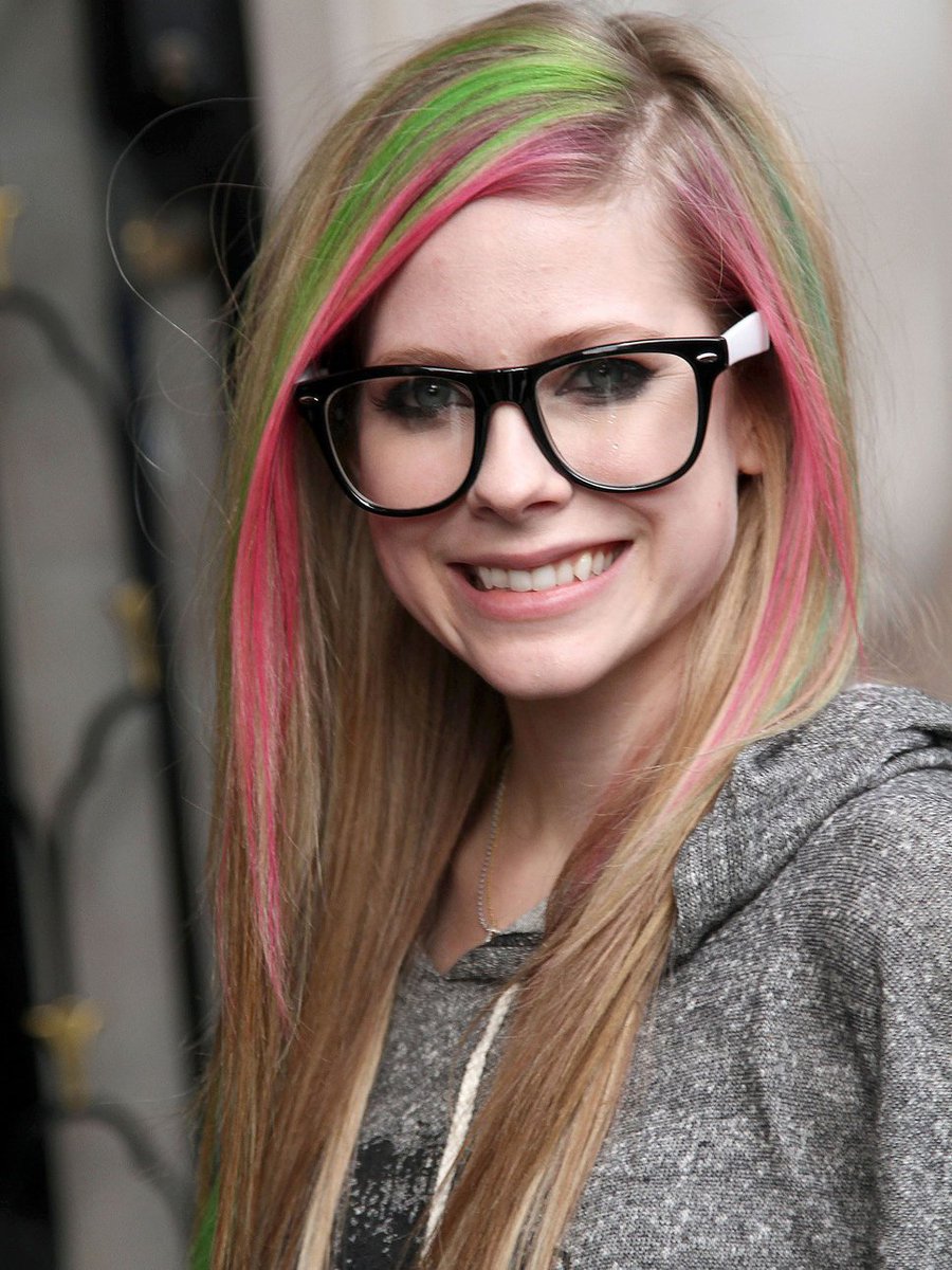 damncoldavril's tweet photo. avril smiling appreciation tweet https://t.co/TyZSpUgdSP