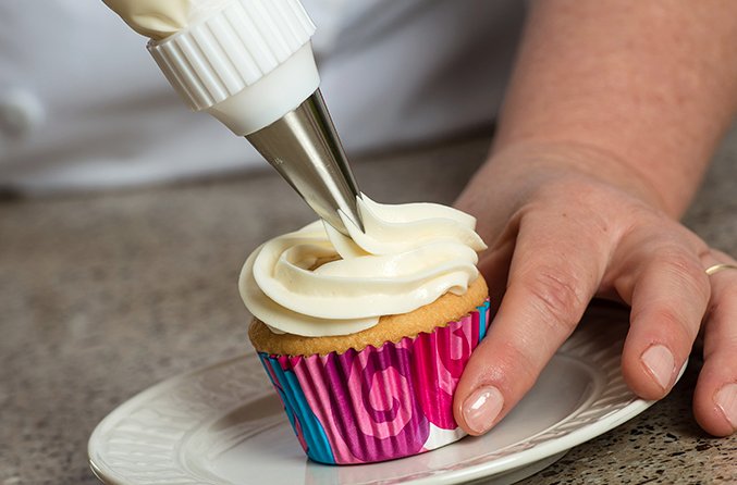 HamiltonBeachCA's tweet photo. Are cupcakes on your #ValentinesDay menu? Here is how to frost them to perfection! #HBtips https://t.co/gCCCmoOFmY https://t.co/kMRKdrl9ma