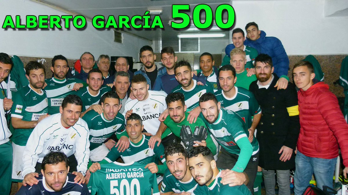 CoruxoFCoficial's tweet photo. Gran triunfo y muy sufrido ante el @ud_somozas por 2-1, con Alberto García @albergar81 y su reconocimiento del vestuario de los 500 partidos https://t.co/zUr0g9CYry