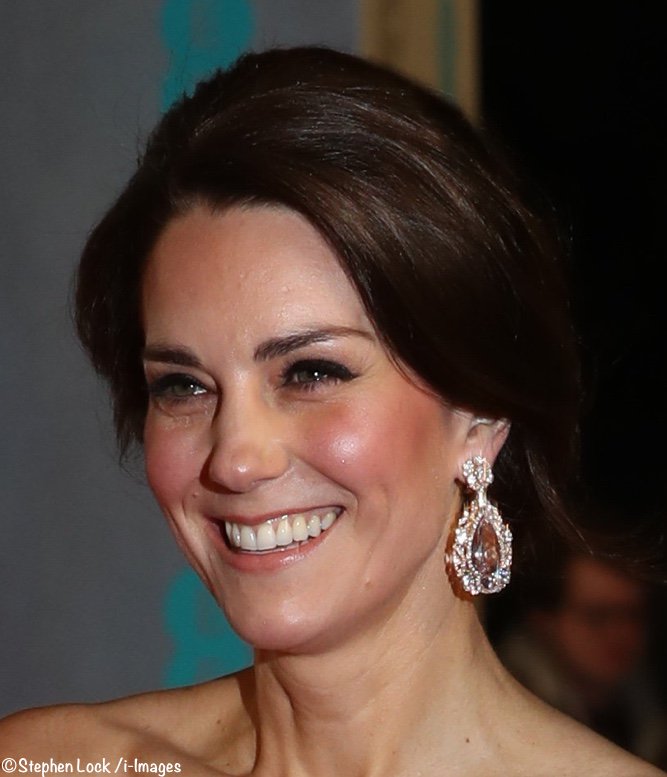 WhatKateWore's tweet photo. The earrings. 😳 https://t.co/qfmb3XQZY8