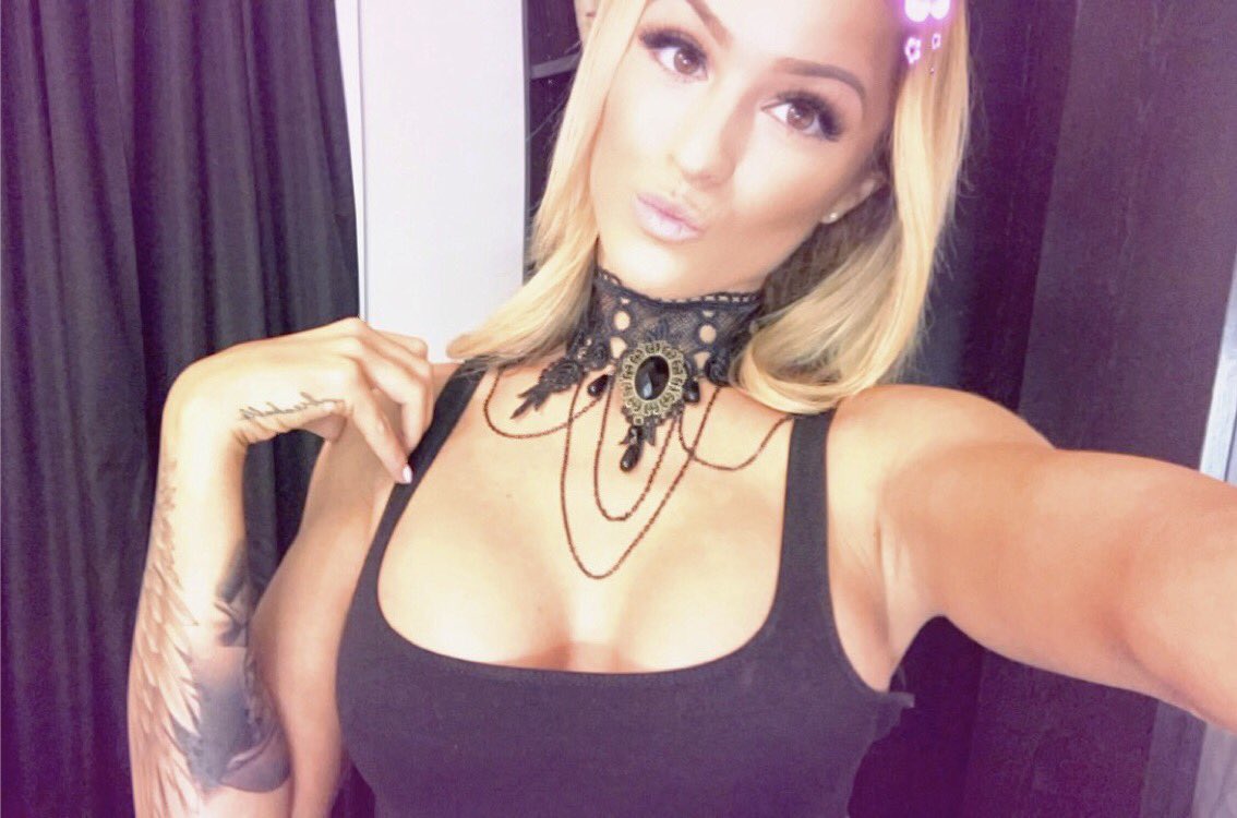 emgalbraith's tweet photo. pink champagne, green ink in ya tattoos😘 https://t.co/Q6OWs5tufF