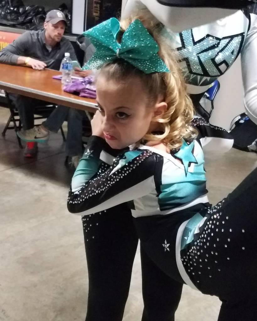 xcacheer's tweet photo. Serious stretchin!!! https://t.co/HKt38xCWj6