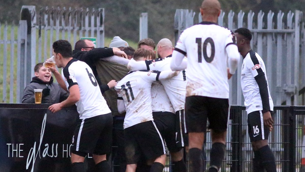 Samtidigt i matchen mellan Corby Town och Mickleover Sports så firar nr.6 på sitt vis