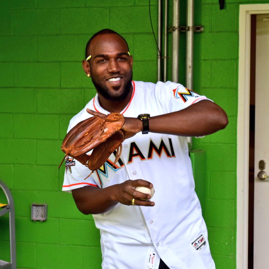 #FishFamily Season Ticket Holders get the best perks – like playing catch with Marcell at #MarlinsFanFest! https://t.co/GXN2f4XlBN