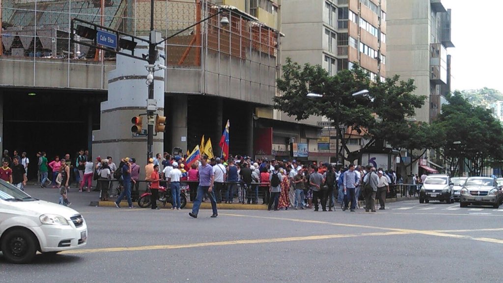 VotoPorVzla's tweet photo. Los jóvenes se están congregando en la estación del metro de Chacao, para iniciar su marcha por el Día de la Juventud #12February2017 https://t.co/2Ewvhc3sch