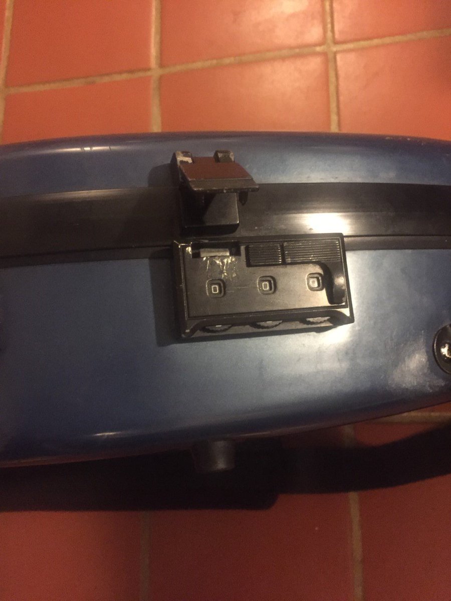 chamherst's tweet photo. #BamCase bought from @BandNviolins failed me spectacularly 5 mins before concert! Combination locks is faulty, and had to break open case :( https://t.co/DdNv4xrb7S