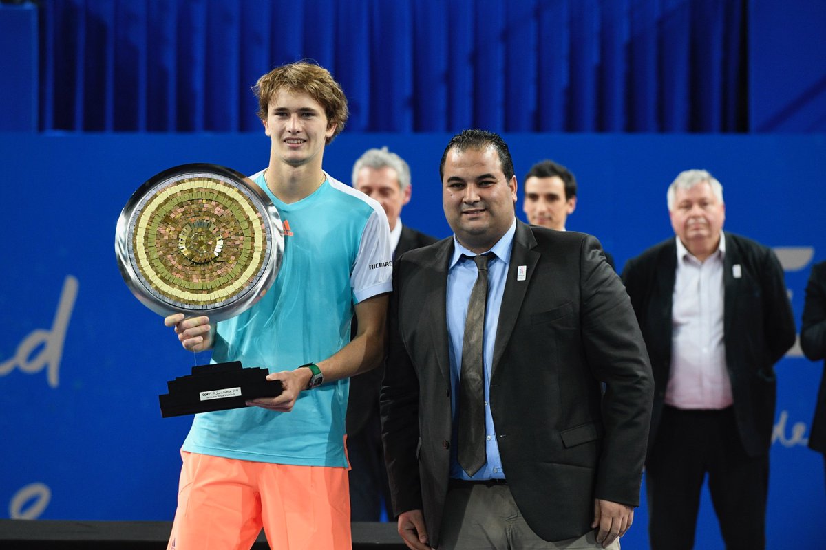 Occitanie's tweet photo. 🏆Remise du trophée de l'@OpenSuddeFrance à @FanZverev ! Merci à tous les joueurs du tournoi qui nous ont fait vibrer cette semaine ! #OSDF17 https://t.co/ZD3RJTkwY7