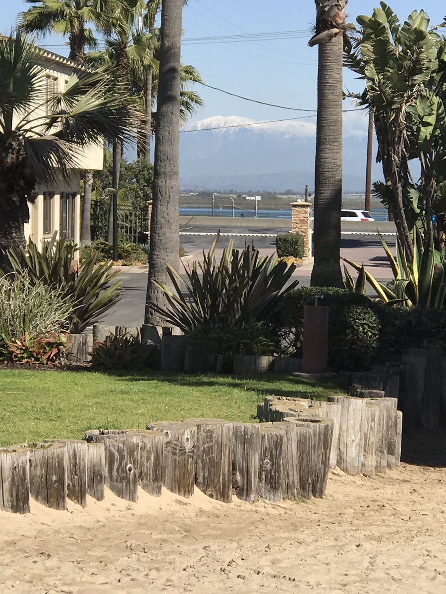 cirquelar's tweet photo. Sand to snow. #SoCalviews https://t.co/oEzSki6VMU