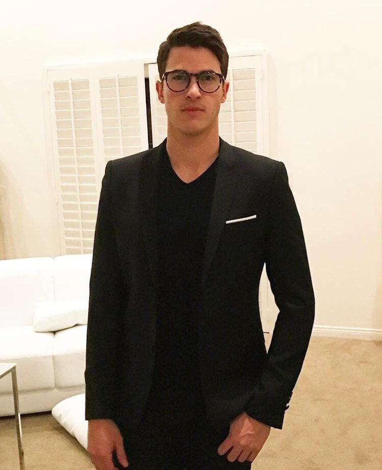 scotchdup_'s tweet image. when he wears glasses 😩😛👏🏻💯