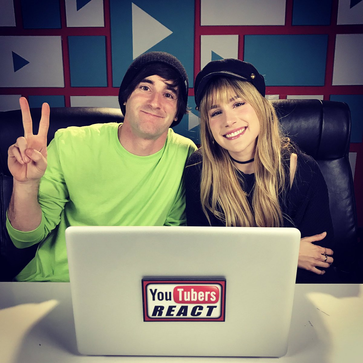 LuzuVlogs's tweet photo. Lanita y yo hemos estado hoy con los @thefinebros grabando Youtubers React 😁😁😁 https://t.co/ufk7KT6Wwd