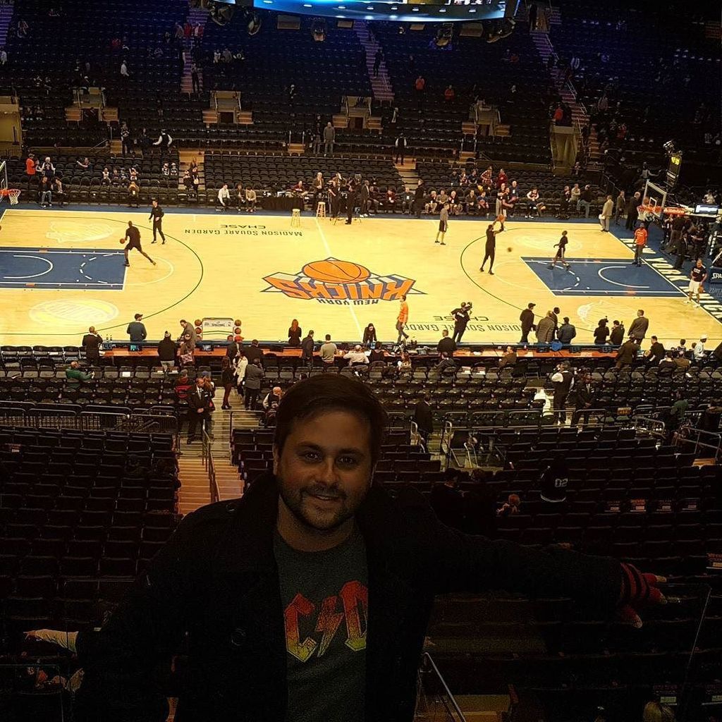 t23augusto's tweet photo. #madisonsquareGarden @Manuginobili #Spurs vs #Kinicks !! https://t.co/2Dpq8AEDWs