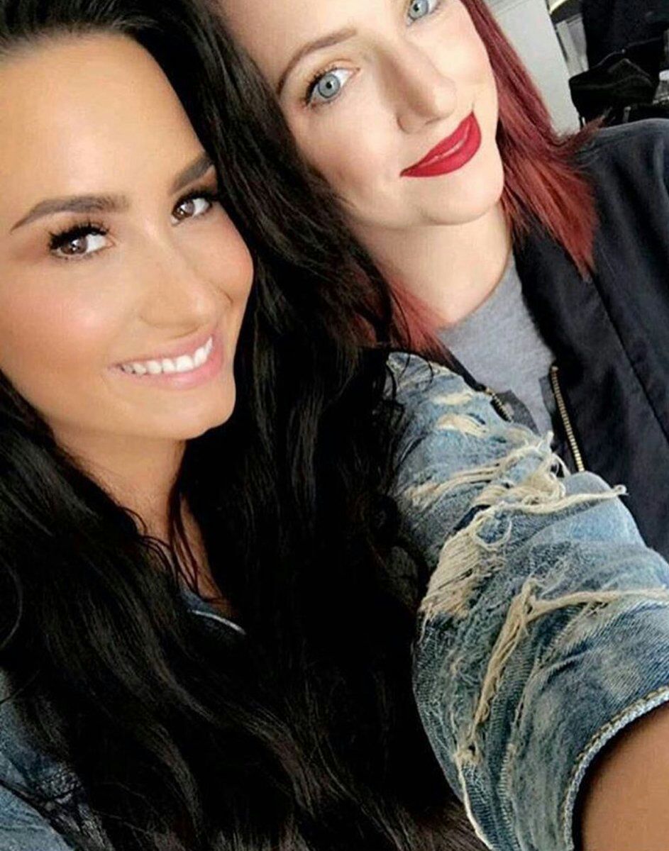 ddlovato_Py's tweet photo. Demi junto a su manicurista y con las opciones de uñas que hoy probablemente usara!
 DEMI FOR A GRAMMY
#Lovatics #BestFanArmy #iHeartAwards https://t.co/IbBIe6HEGq
