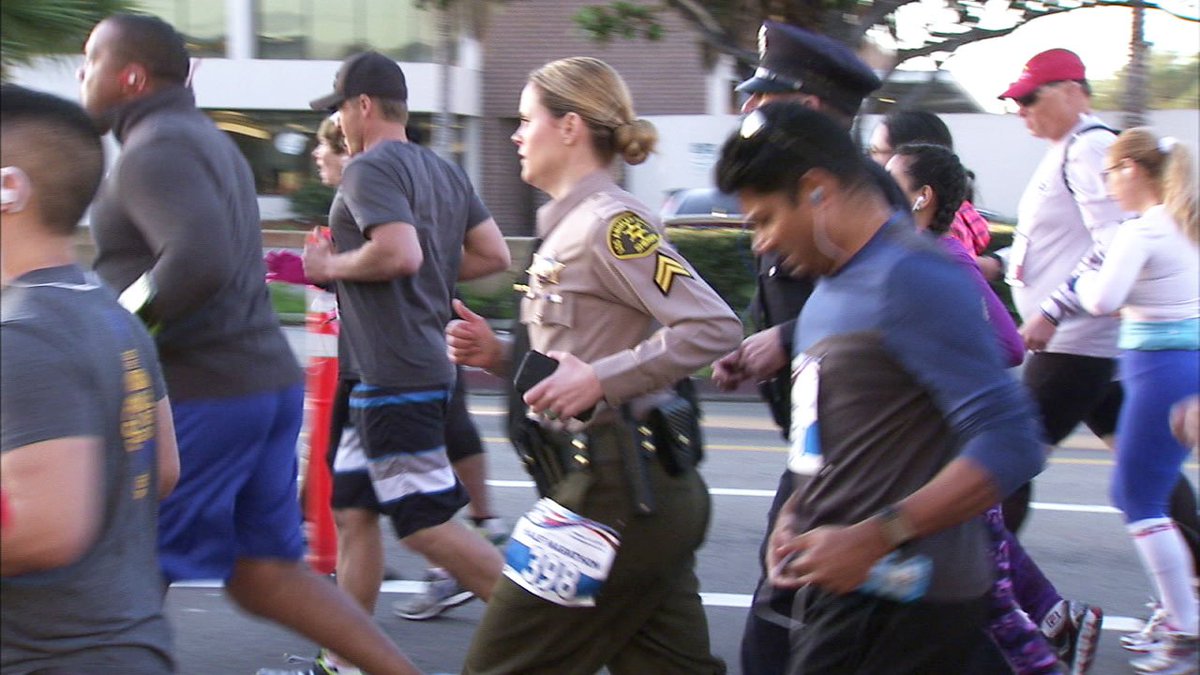 ABC7's tweet image. LASD deputy runs in full uniform at Run to Remember to honor fallen colleagues, sergeant with leukemia abc7.la/2kXAStJ